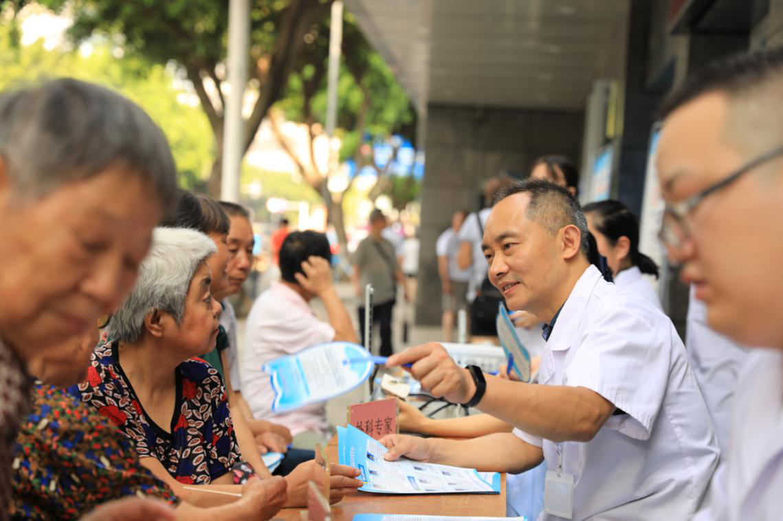 南充衛(wèi)生學(xué)校附屬醫(yī)院  第二屆“中國(guó)醫(yī)師節(jié)”義診活動(dòng)