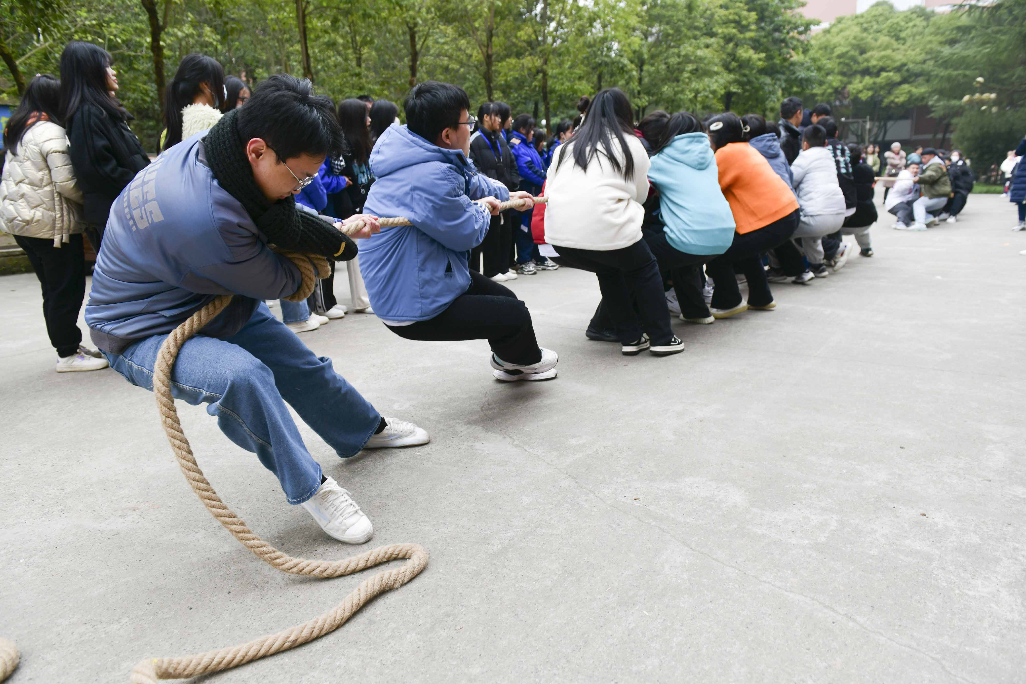 眾志成城一股繩，團結(jié)一心展活力